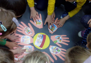 Dzieci podczas układania obrazków przedstawiających ich prawa.